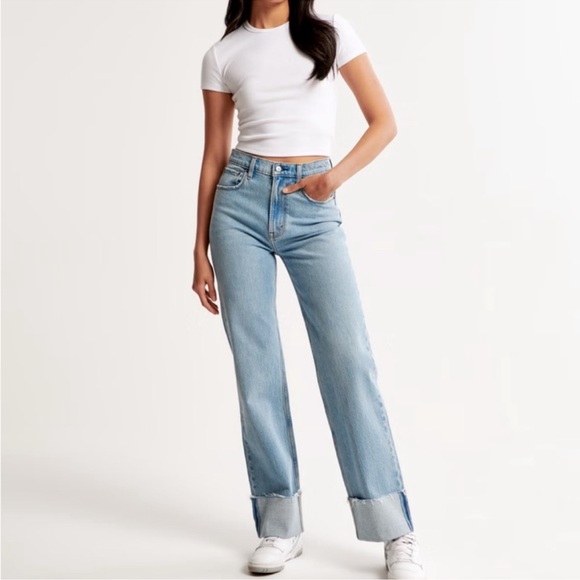 NWOT A&F High Rise 90s Relaxed Jean Size 27/ 4 Short - Picture 1 of 5